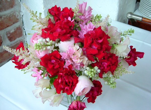 ピンク～赤いアンダルシアというバラを使った春色の花束