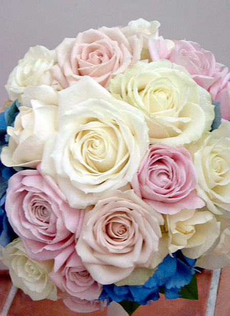 ホワイト、ベージュ、ピンクのバラとブルーのアジサイのラウンドブーケ