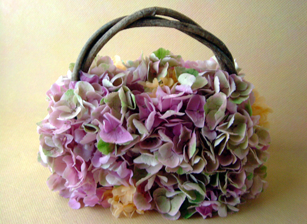 パープルのアジサイの花で作ったバックブーケ
