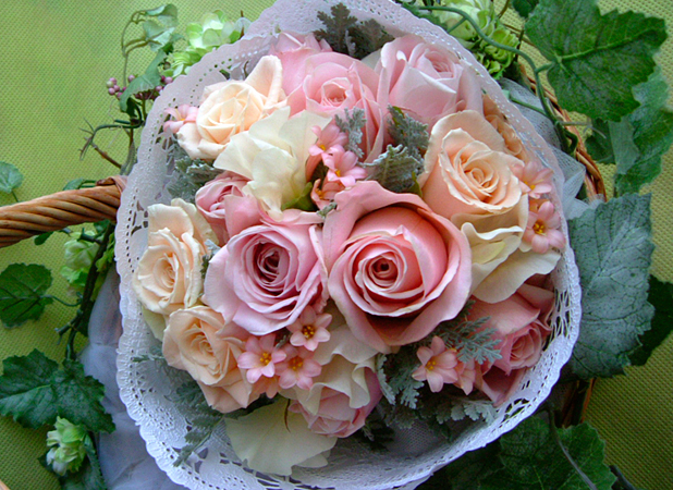 淡いベージュ～ピンクのバラを使ったブーケトス用の花束