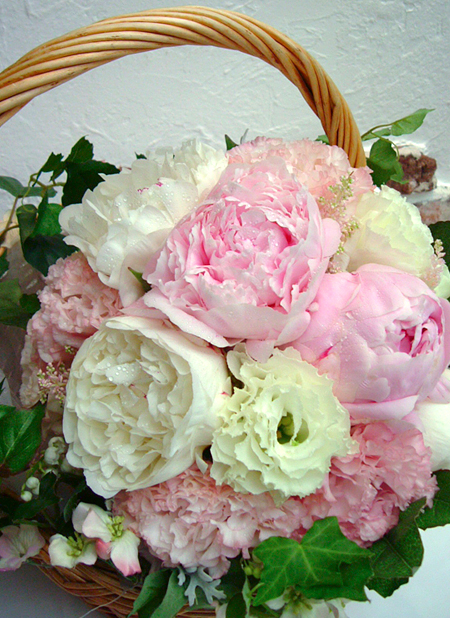 ホワイトとピンクの大輪の花　シャクヤクを使った花束