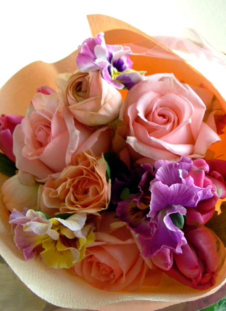 ピンク、オレンジ、パープルの花色で大人可愛い雰囲気にまとめた花束