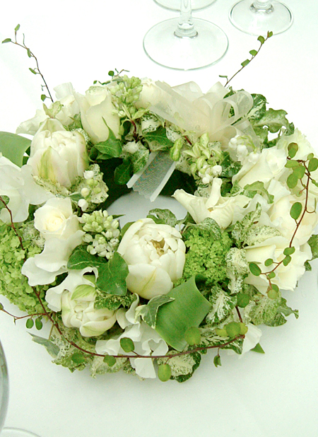 ホワイトのチューリップを使ったリース型のゲスト装花