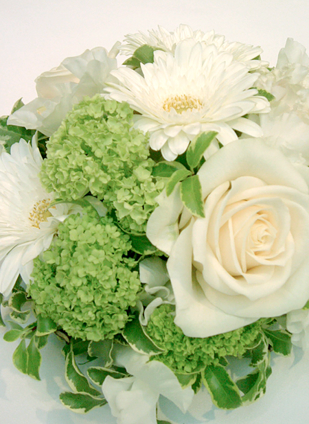 ホワイトとグリーンの爽やかな丸い形のゲスト装花