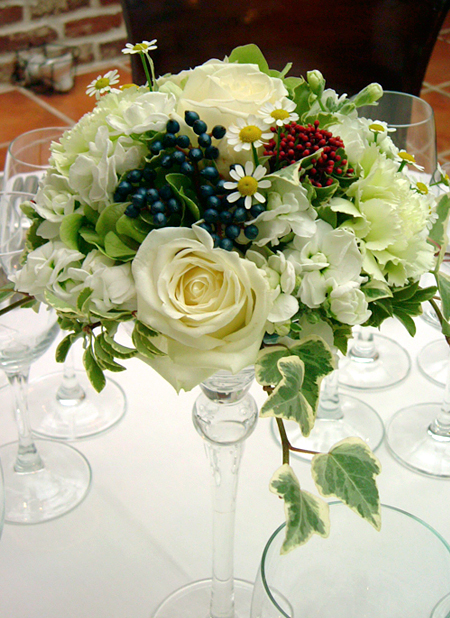 ホワイトの花色に実ものをプラスしたガラスを使ったゲスト装花